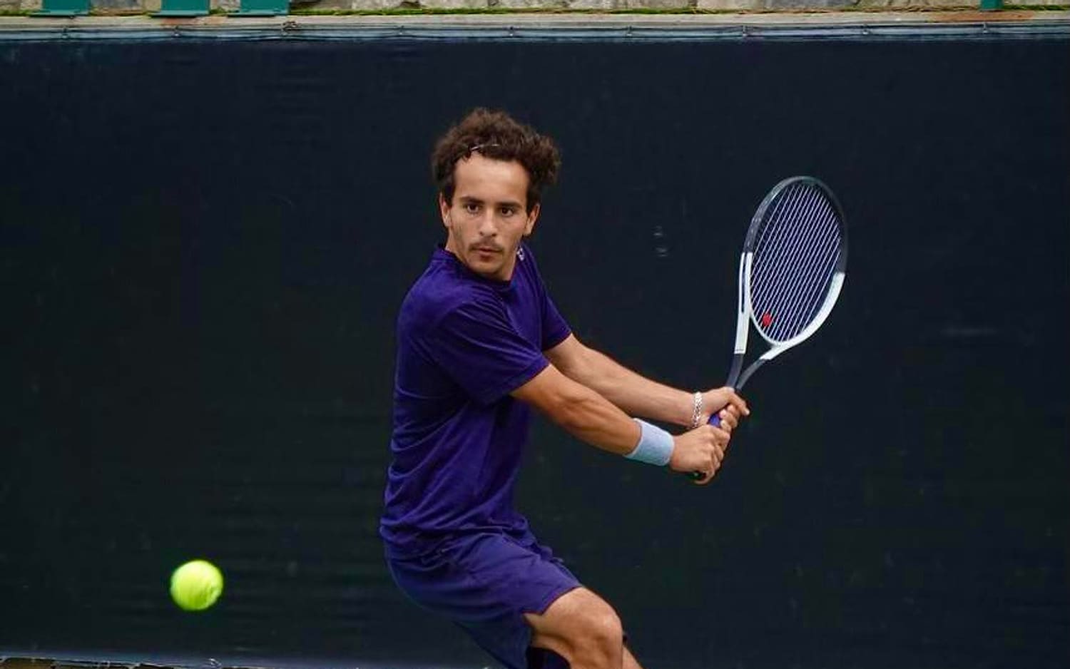 Markos Mkrtchyan hitting a backhand during match play — private tennis lessons in Pasadena