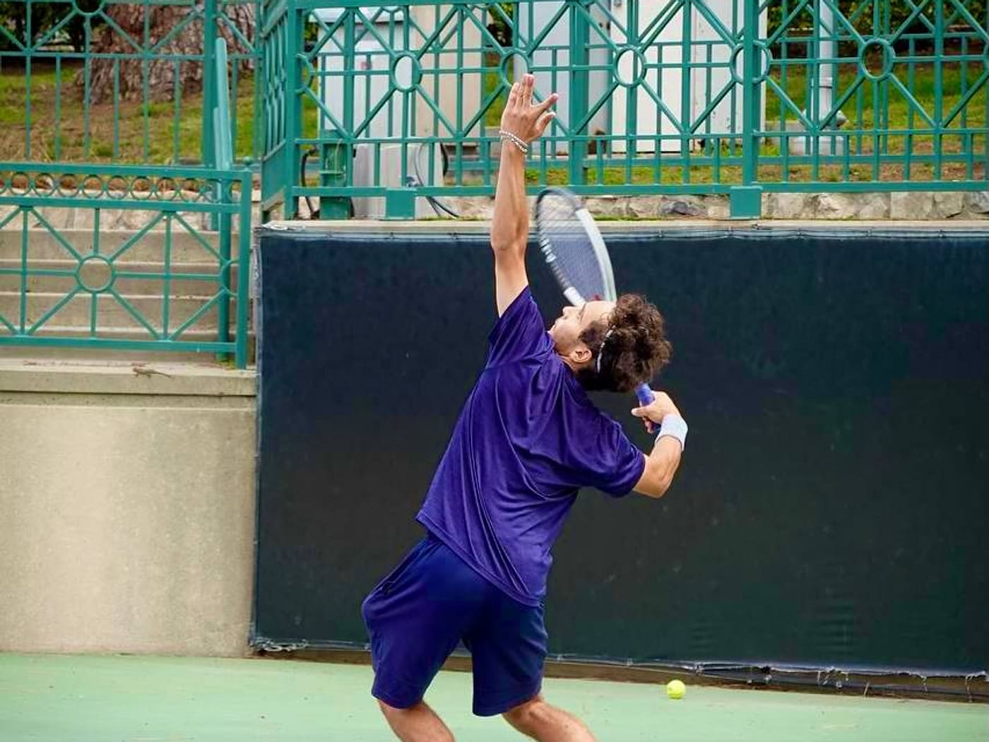 Markos Mkrtchyan serving during competitive match play in Los Angeles